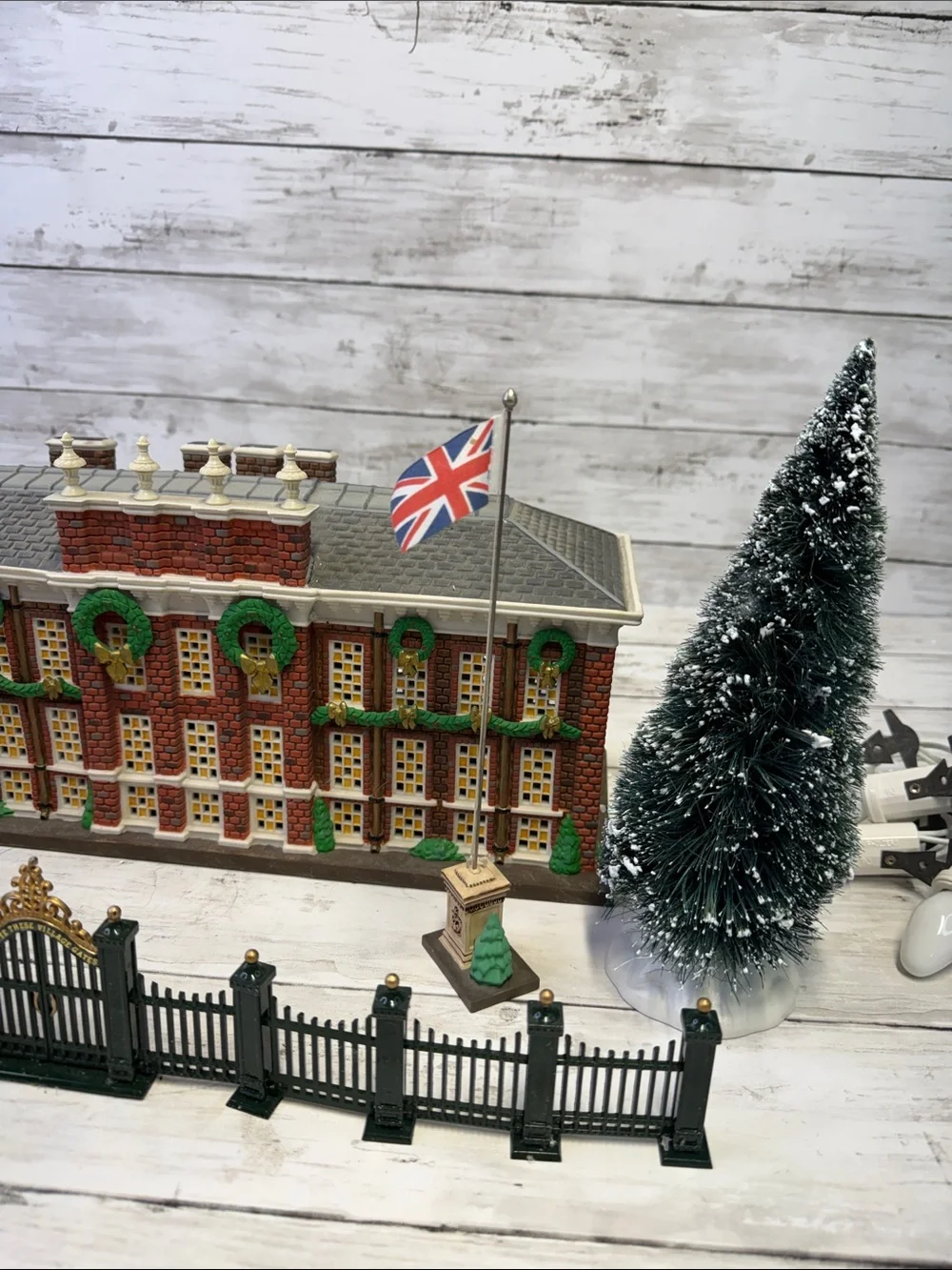 Dept 56 Kennsington Palace Christmas Village Read Description